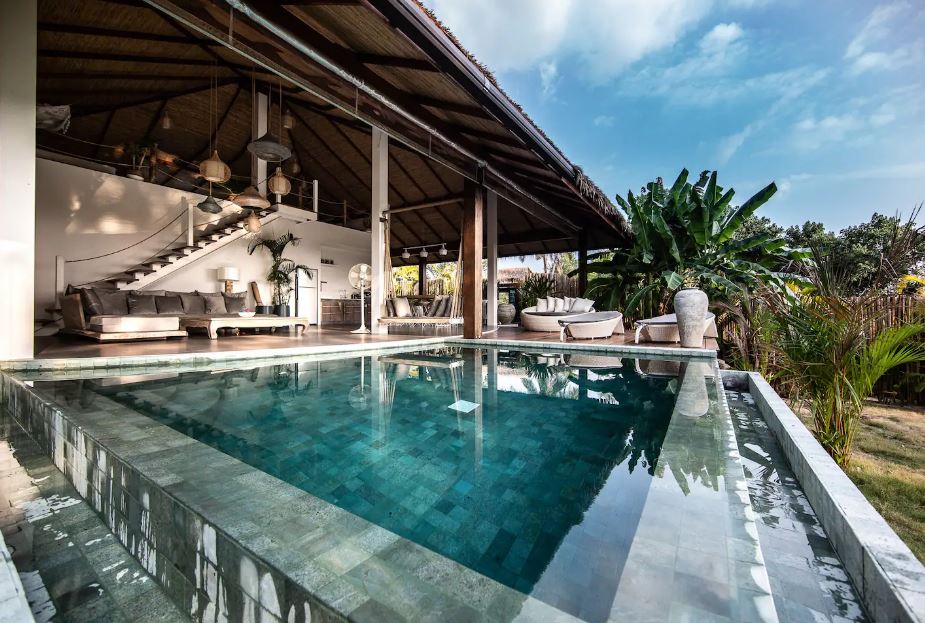LIVINGROOM & POOL
