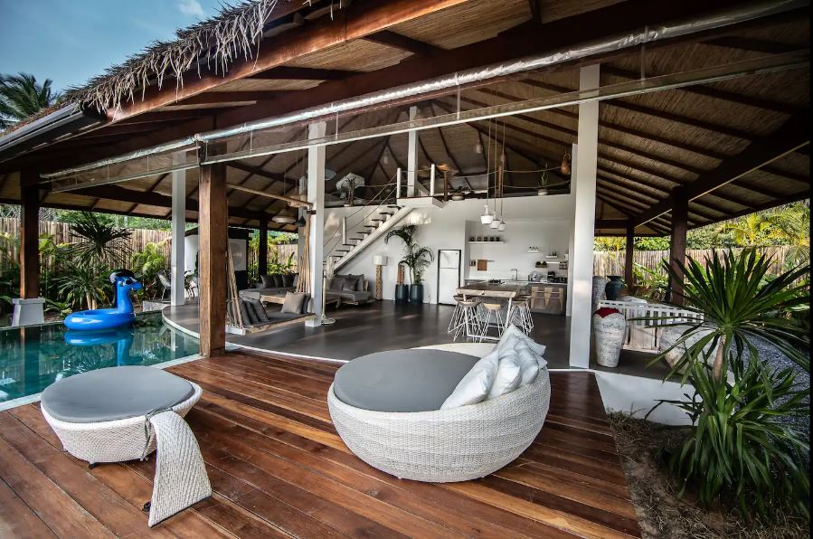 POOL & LIVINGROOM