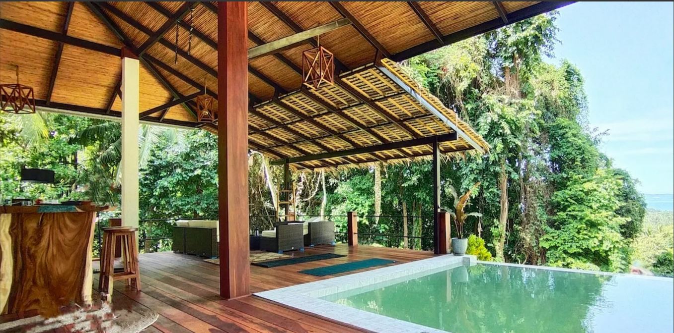 Offene Villa mit Pool