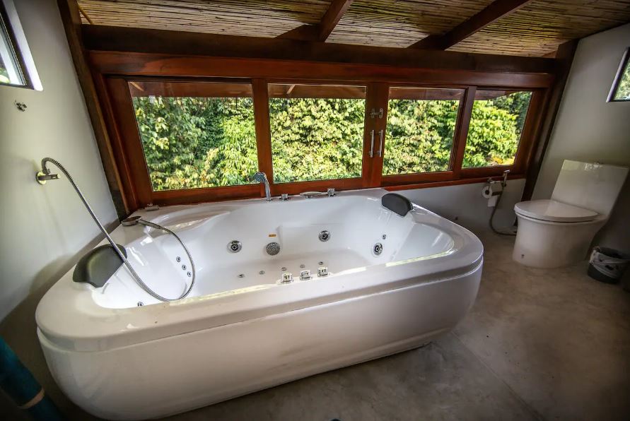 SALLE DE BAIN AVEC JACUZZI