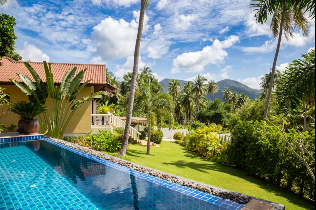 Pool mit Gartenblick