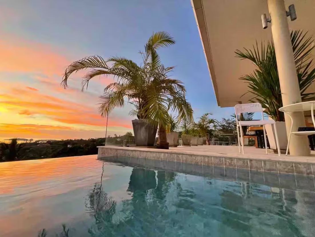 VILLA MIT POOL
